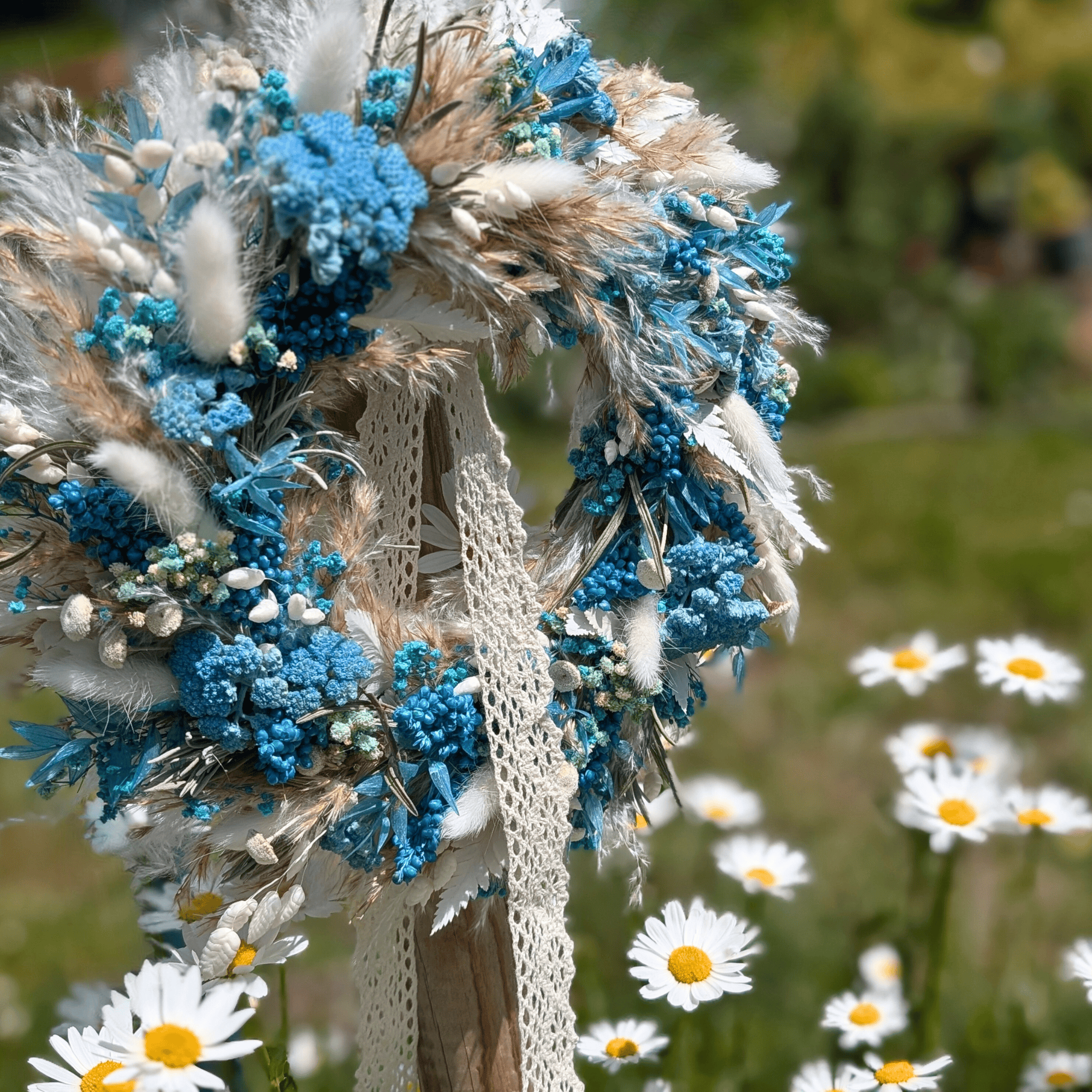 Trockenblumenkranz Türkis-Weiß & Spitze - 27,5cm – Bild 2