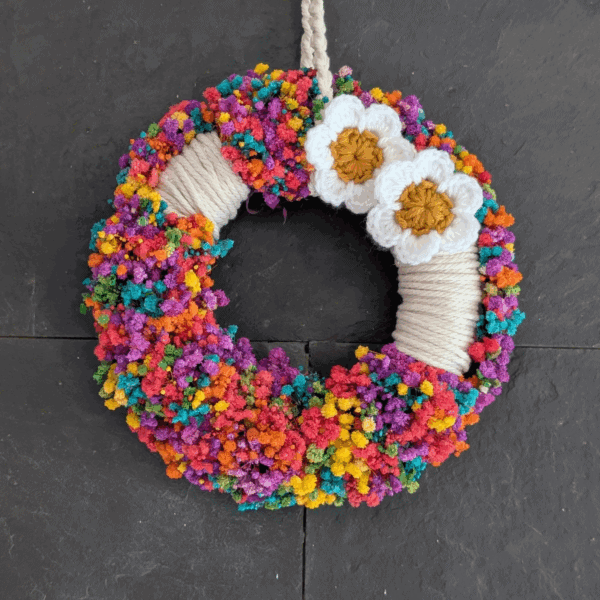 Trockenblumenkranz mit Häkel- und Garnakzenten - 21 cm – Bild 2