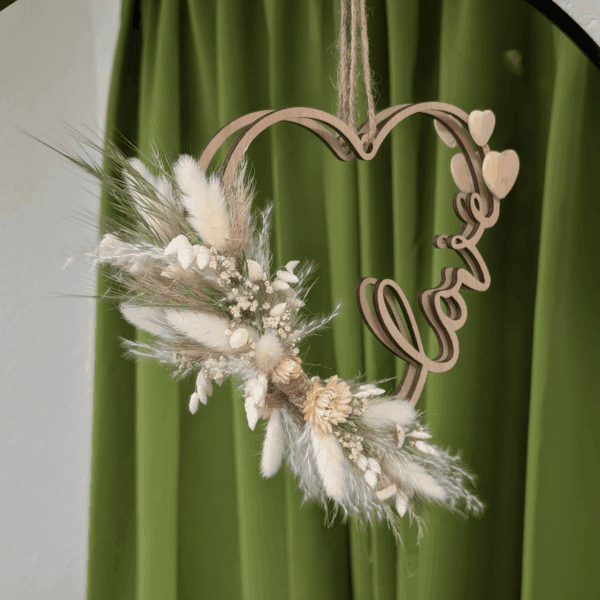Holzherz „LOVE“ in Creme mit Trockenblumen 22x23cm – Bild 2