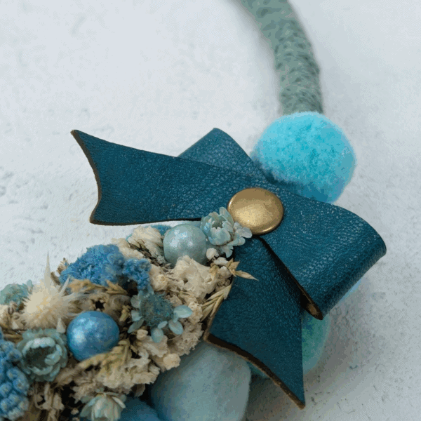Upcycling-Kranz mit Bommel & Trockenblumen – 23cm – Bild 5