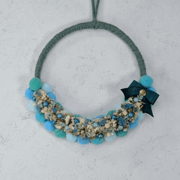 Upcycling-Kranz mit Bommel & Trockenblumen – 23cm
