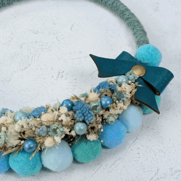 Upcycling-Kranz mit Bommel & Trockenblumen – 23cm – Bild 3