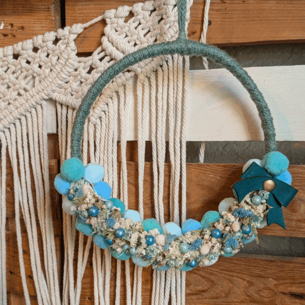 Upcycling-Kranz mit Bommel & Trockenblumen – 23cm – Bild 2