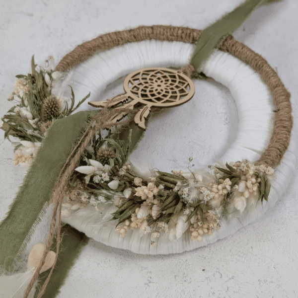 Upcycling-Kranz mit Textilband & Holz – 23,5cm – Bild 4