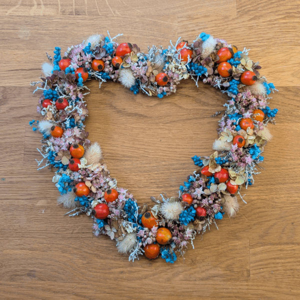 Trockenblumen-Herz mit Rispenhortensie & Hagebutten – fein. herbstlich. handgemacht.