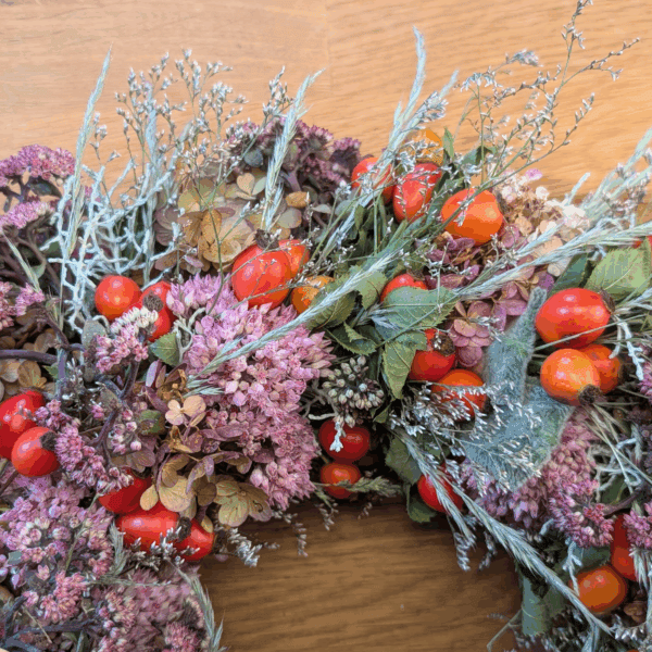 Trockenblumenkranz Holzrose mit Rispenhortensie, Hagebutte und Sedum – halb gewickelt – Bild 5