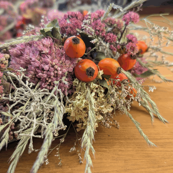 Trockenblumenkranz Holzrose mit Rispenhortensie, Hagebutte und Sedum – halb gewickelt – Bild 4