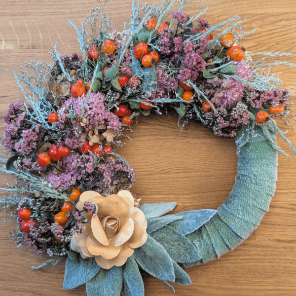 Trockenblumenkranz Holzrose mit Rispenhortensie, Hagebutte und Sedum – halb gewickelt