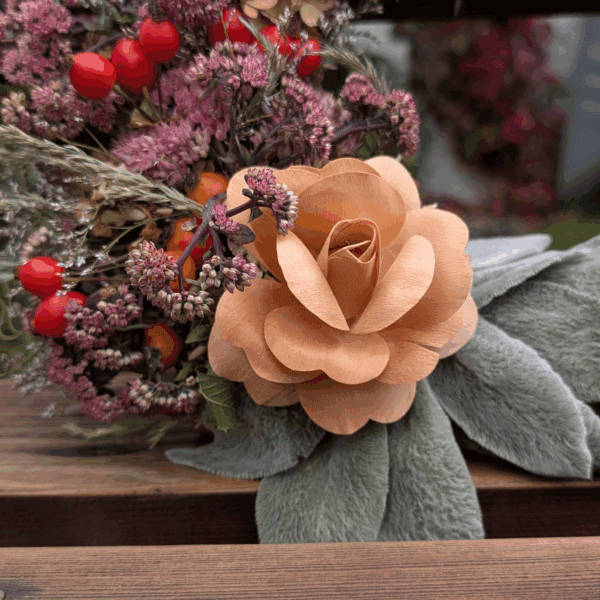 Trockenblumenkranz Holzrose mit Rispenhortensie, Hagebutte und Sedum – halb gewickelt – Bild 3