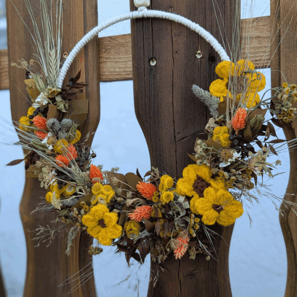 Trockenblumenkranz mit Akelei, Makramee & Häkelblüten | 26 cm – Bild 2