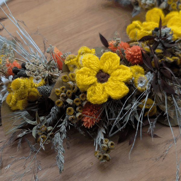 Trockenblumenkranz mit Akelei, Makramee & Häkelblüten | 26 cm – Bild 3