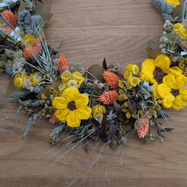 Trockenblumenkranz mit Akelei, Makramee & Häkelblüten | 26 cm – Bild 4