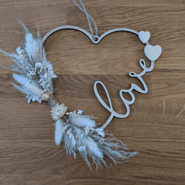 Holzherz „LOVE“ in Creme mit Trockenblumen 22x23cm