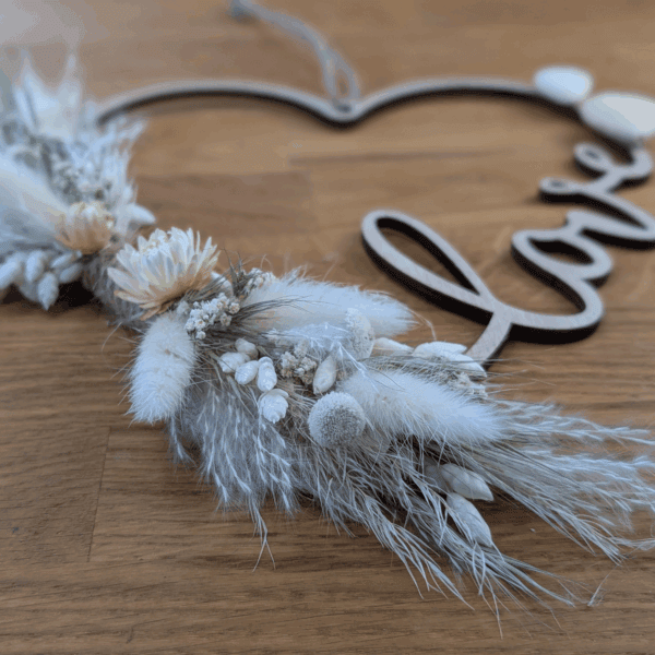 Holzherz „LOVE“ in Creme mit Trockenblumen 22x23cm – Bild 3