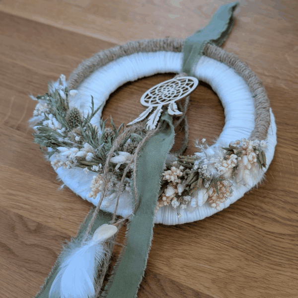 Upcycling-Kranz mit Textilband & Holz – 23,5cm – Bild 4