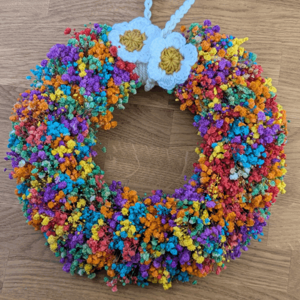 Bunter Trockenblumenkranz mit Häkelblüten - 26 cm