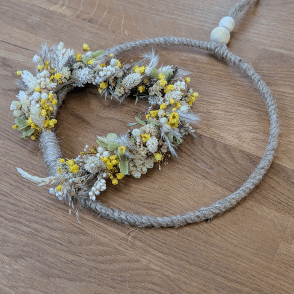 Trockenblumenkranz Beige-Gelb-Grün mit Holzperlen - 22 cm – Bild 3