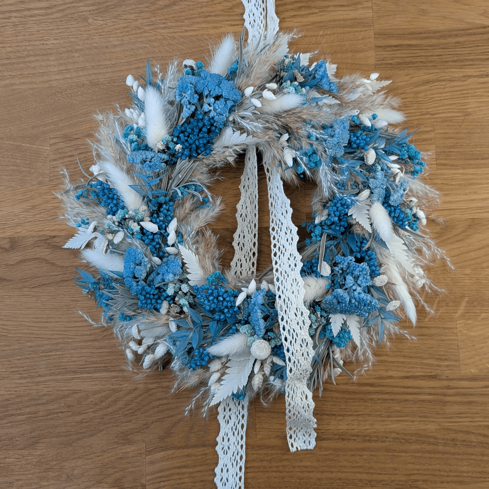 Trockenblumenkranz Türkis-Weiß & Spitze - 27,5cm