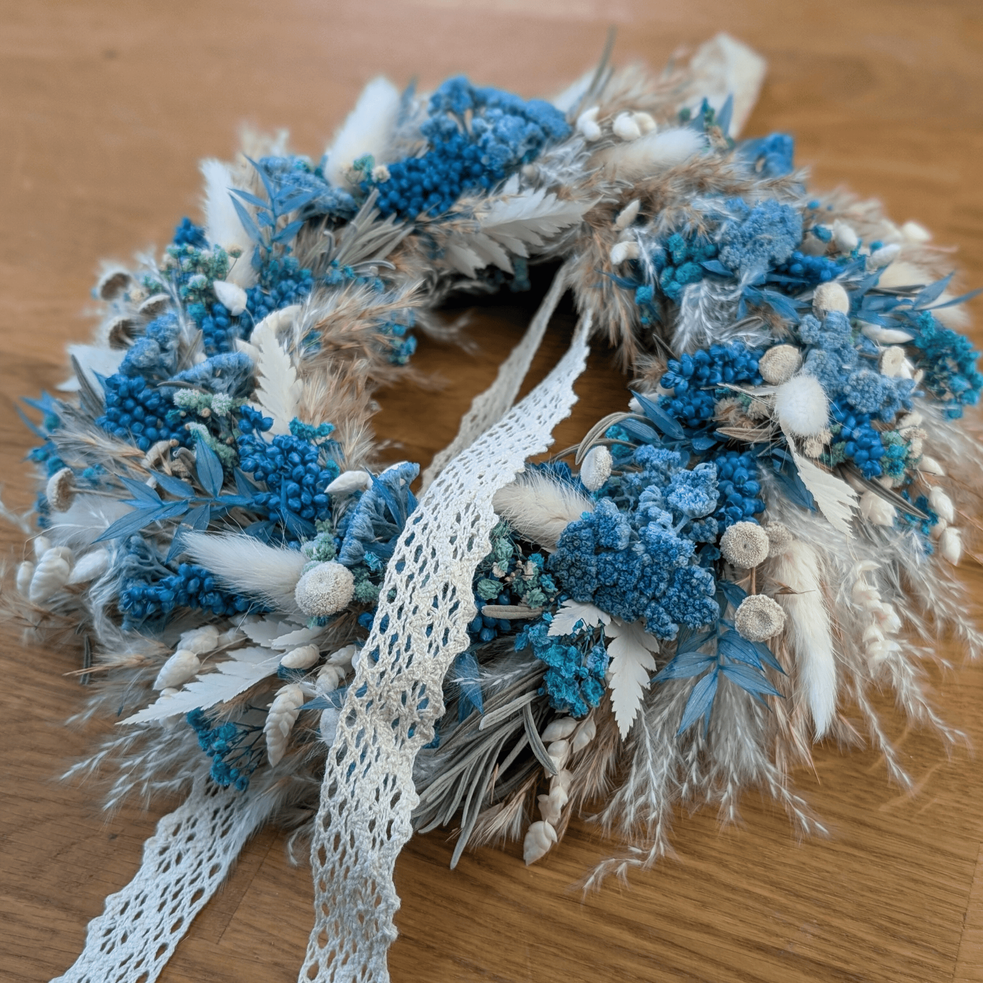 Trockenblumenkranz Türkis-Weiß & Spitze - 27,5cm – Bild 4