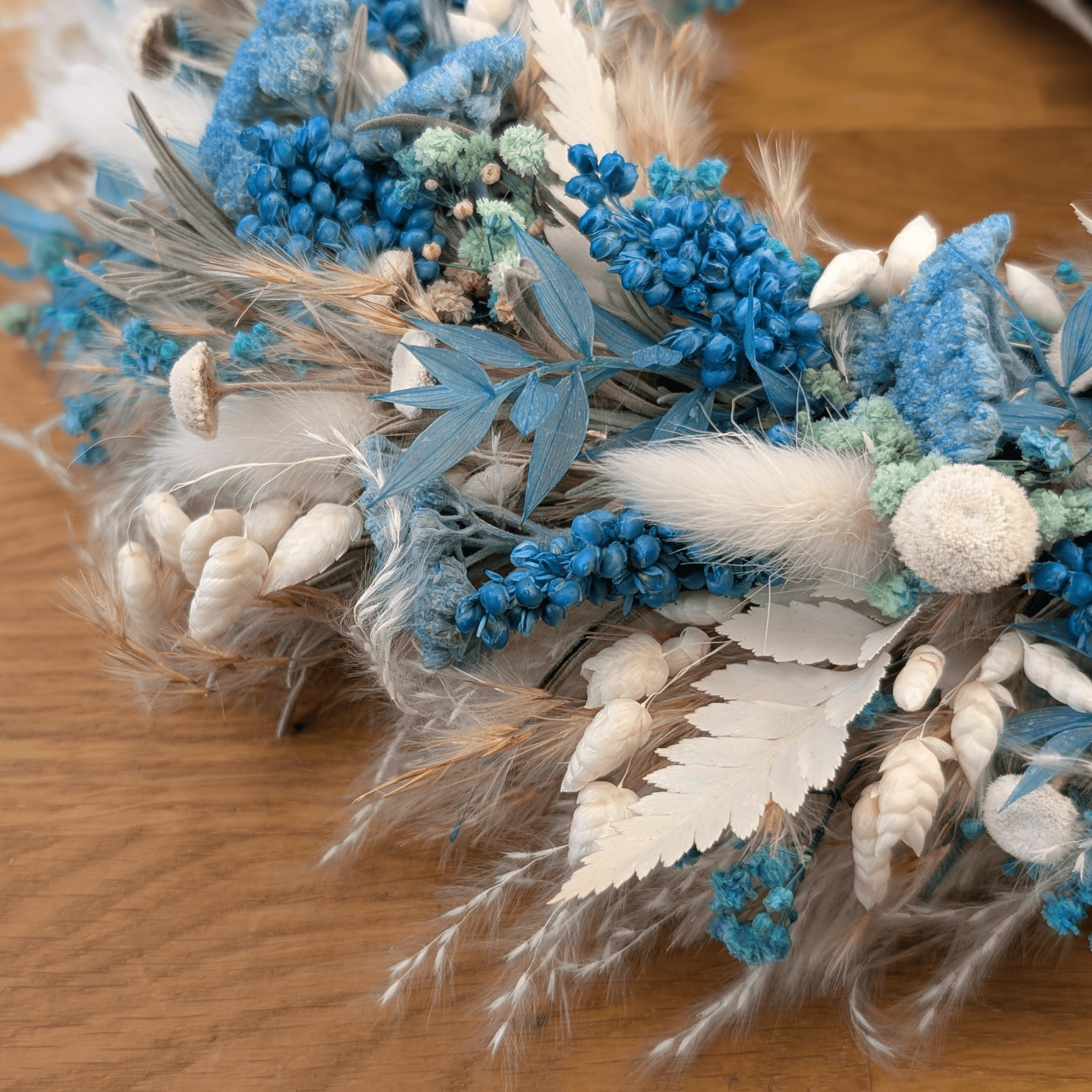 Trockenblumenkranz Türkis-Weiß & Spitze - 27,5cm – Bild 3