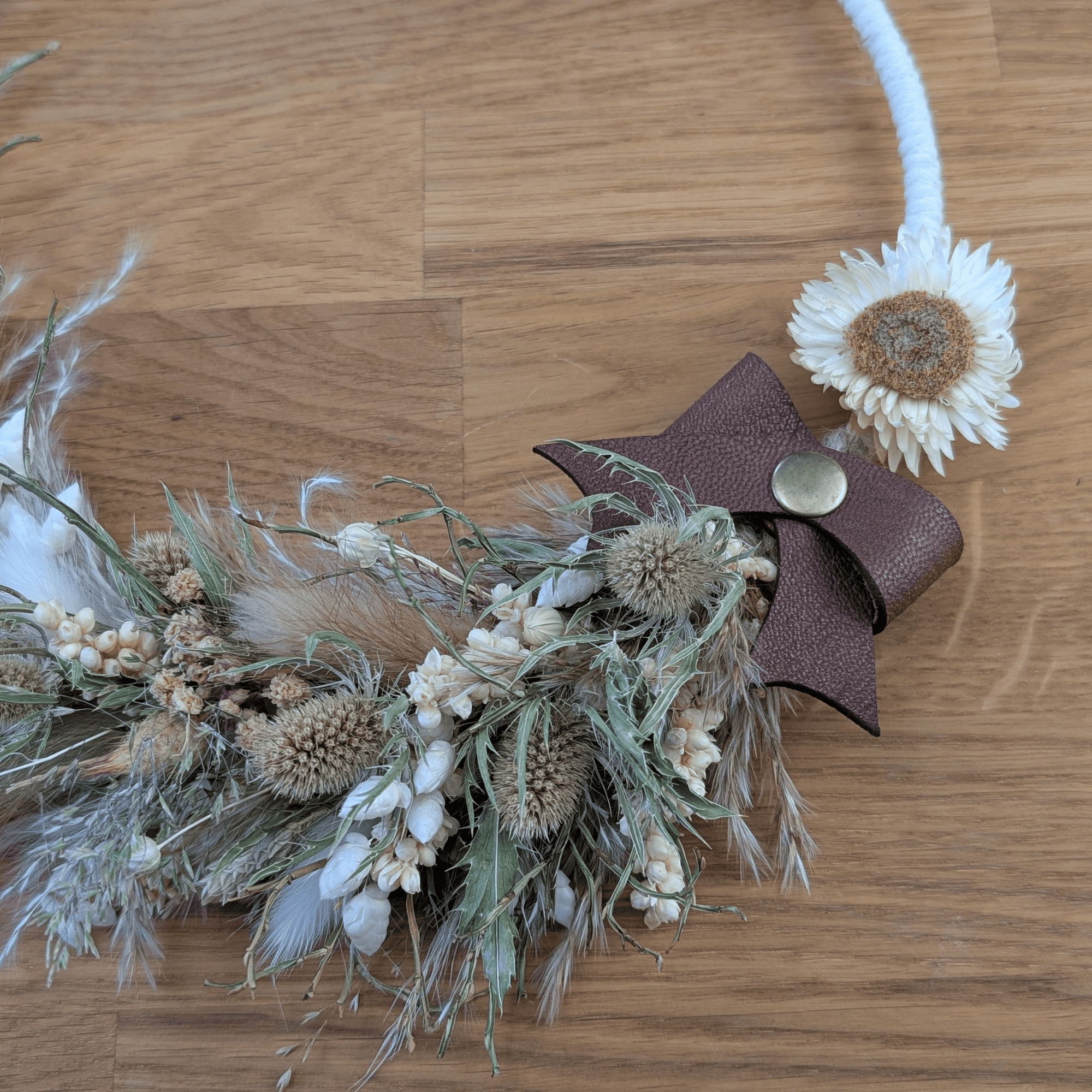 Trockenblumenkranz Beige-Grün mit Leder & Flachs - 23 cm – Bild 3