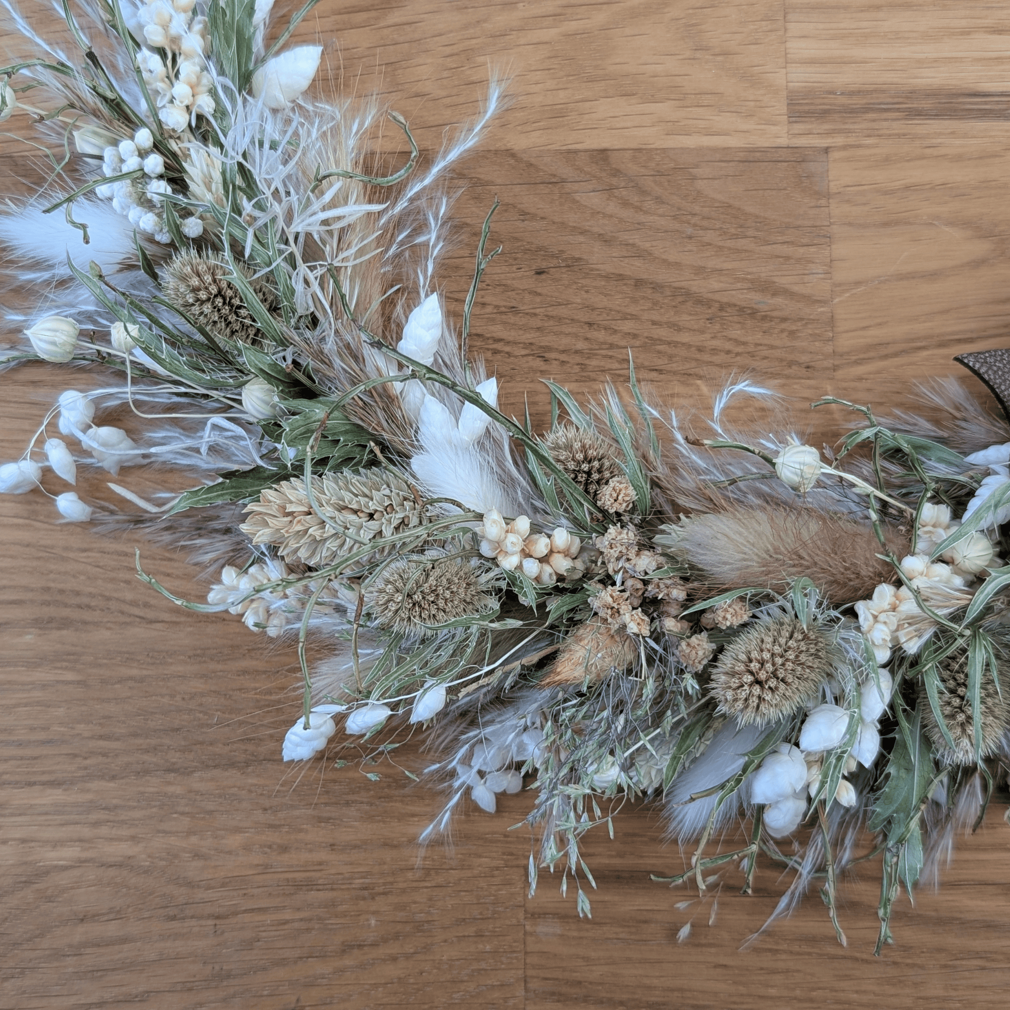 Trockenblumenkranz Beige-Grün mit Leder & Flachs - 23 cm – Bild 4