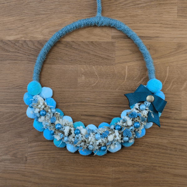 Upcycling-Kranz mit Bommel & Trockenblumen – 23cm