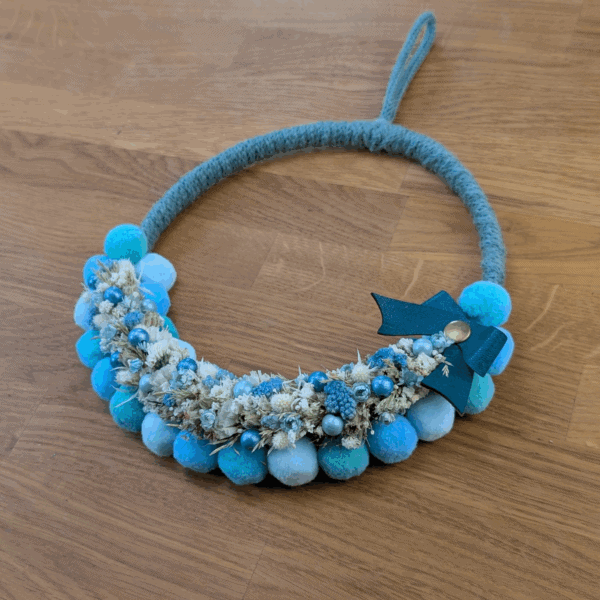 Upcycling-Kranz mit Bommel & Trockenblumen – 23cm – Bild 3