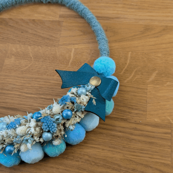 Upcycling-Kranz mit Bommel & Trockenblumen – 23cm – Bild 4