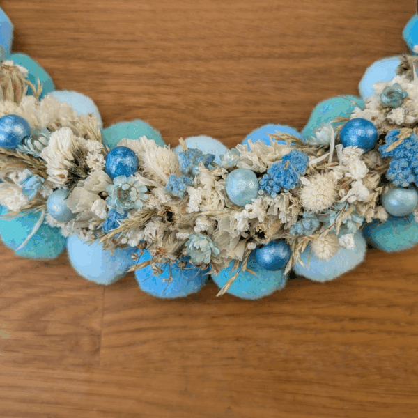 Upcycling-Kranz mit Bommel & Trockenblumen – 23cm – Bild 5