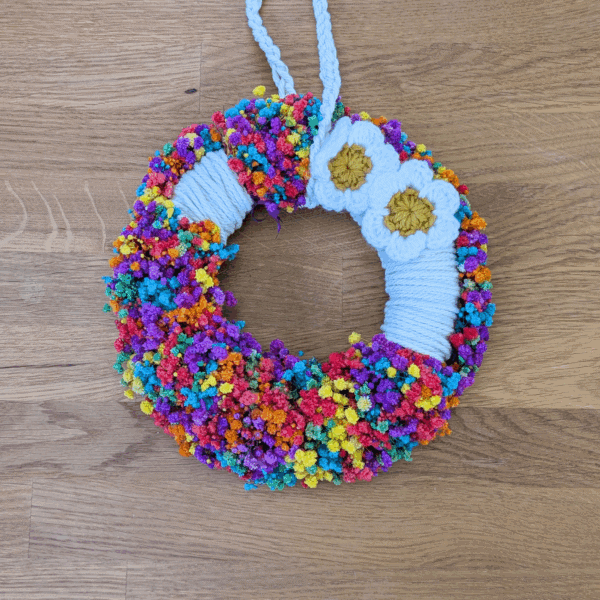 Trockenblumenkranz mit Häkel- und Garnakzenten - 21 cm