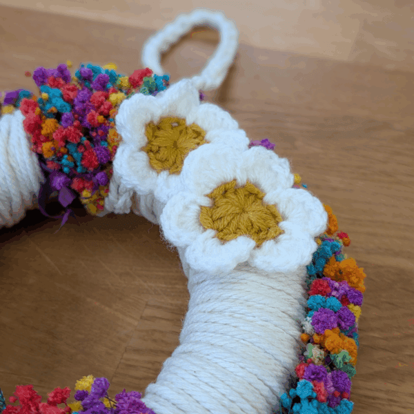 Trockenblumenkranz mit Häkel- und Garnakzenten - 21 cm – Bild 5