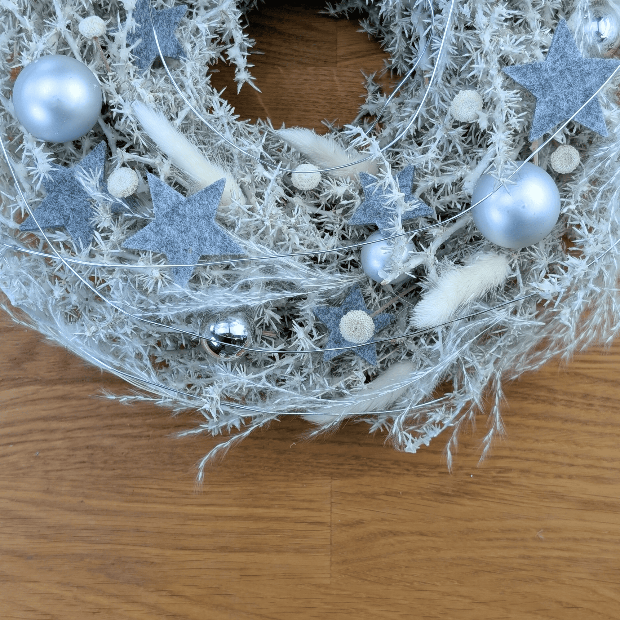 Gewachster Asparaguskranz mit winterlicher Dekoration – Bild 6