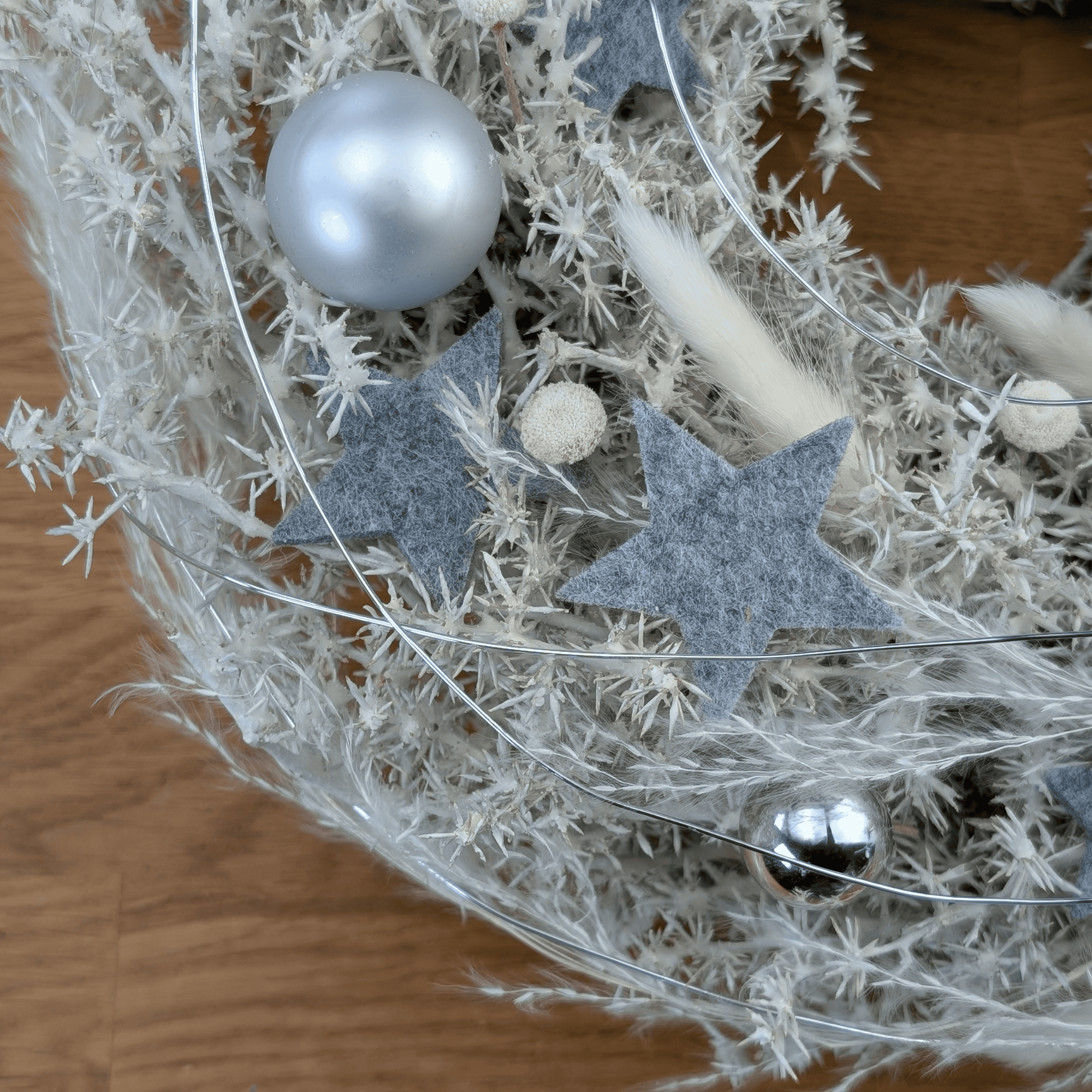 Gewachster Asparaguskranz mit winterlicher Dekoration – Bild 5