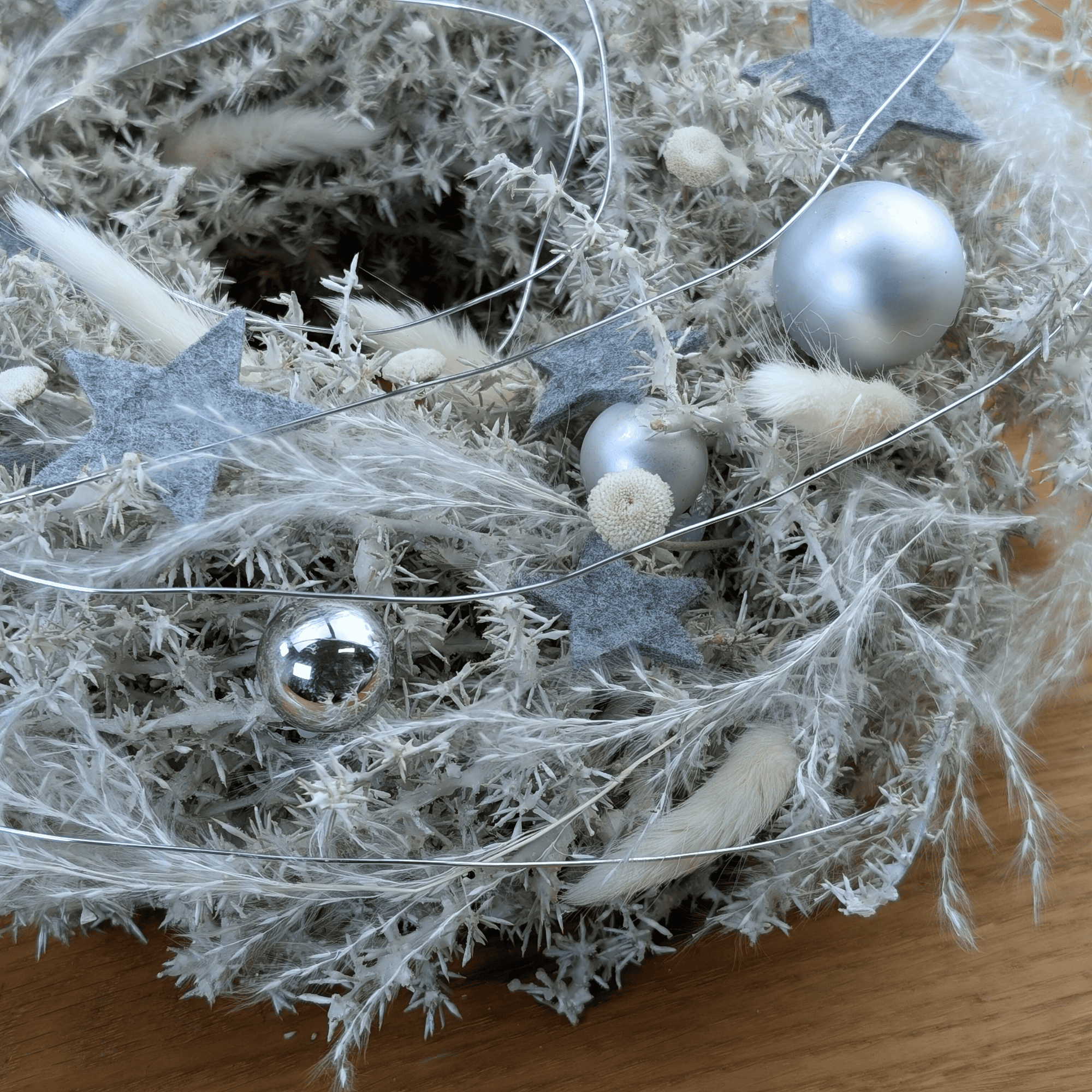 Gewachster Asparaguskranz mit winterlicher Dekoration – Bild 4