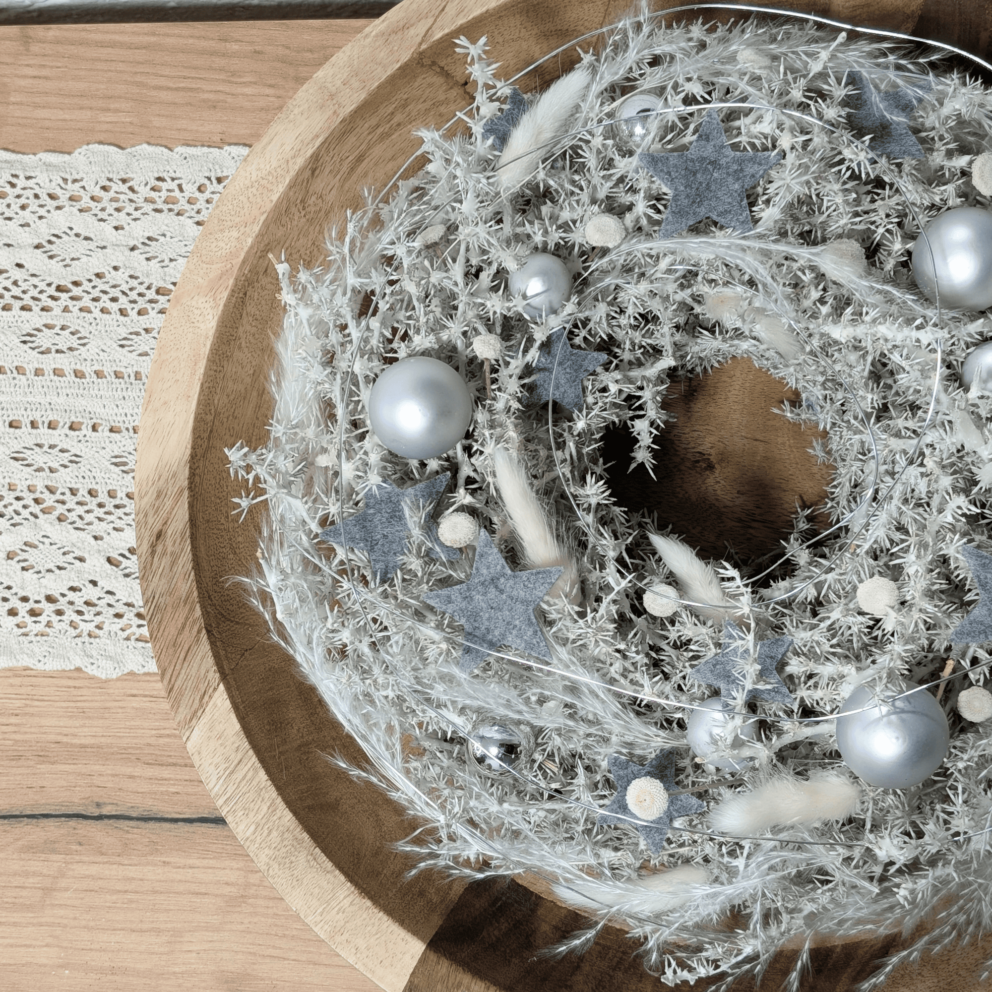 Gewachster Asparaguskranz mit winterlicher Dekoration – Bild 2