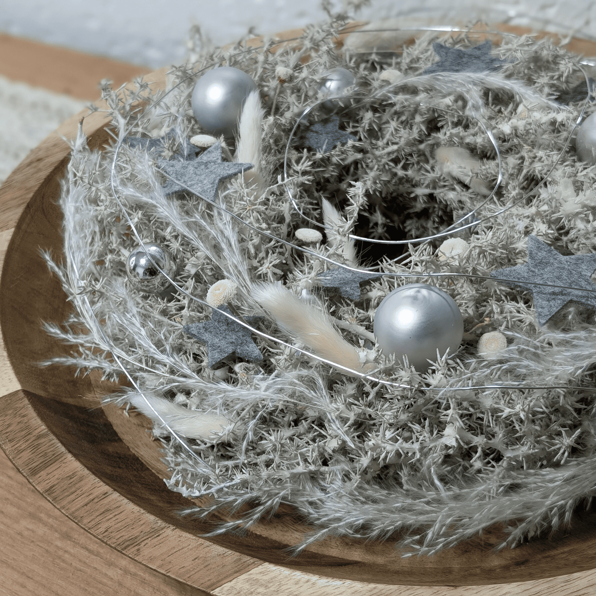 Gewachster Asparaguskranz mit winterlicher Dekoration – Bild 3