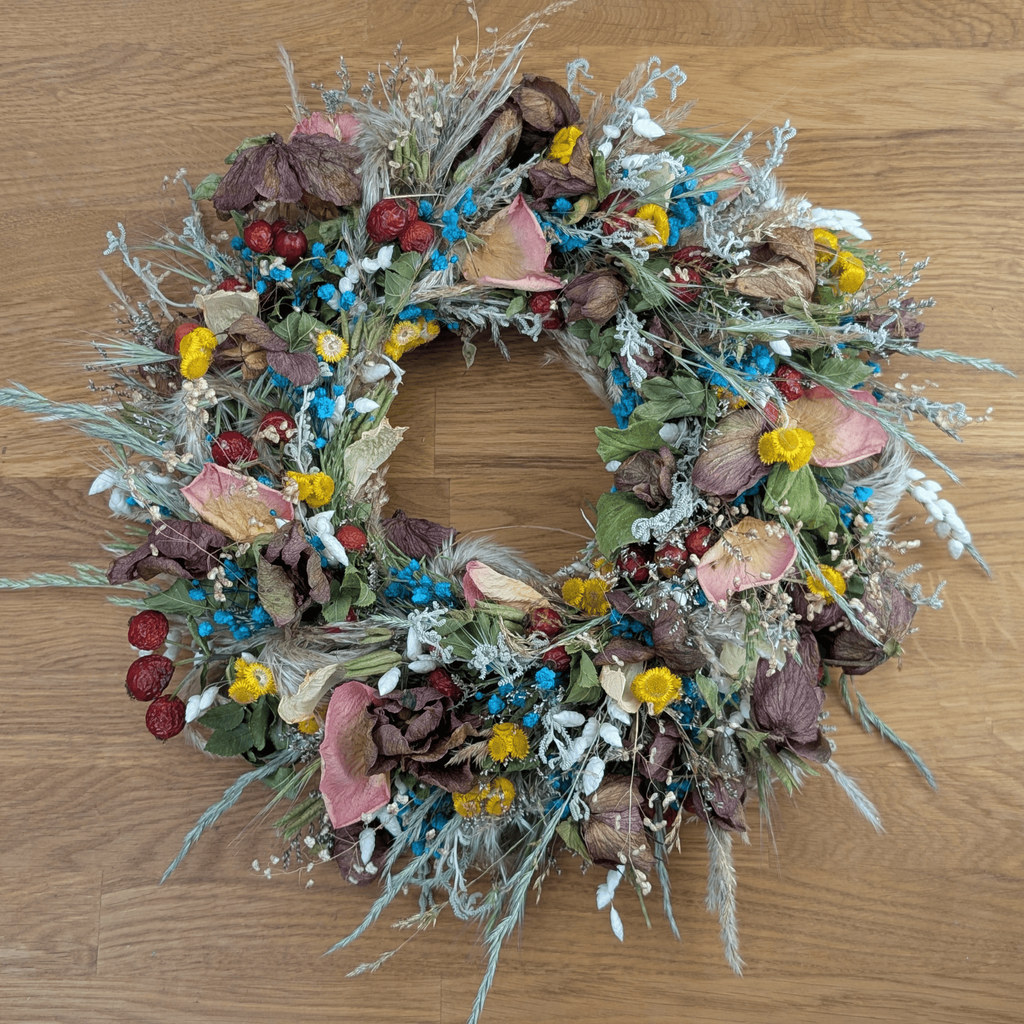 Gartenblumenkranz mit Christrosen, Gräsern & Rosenblättern (34,5 cm)