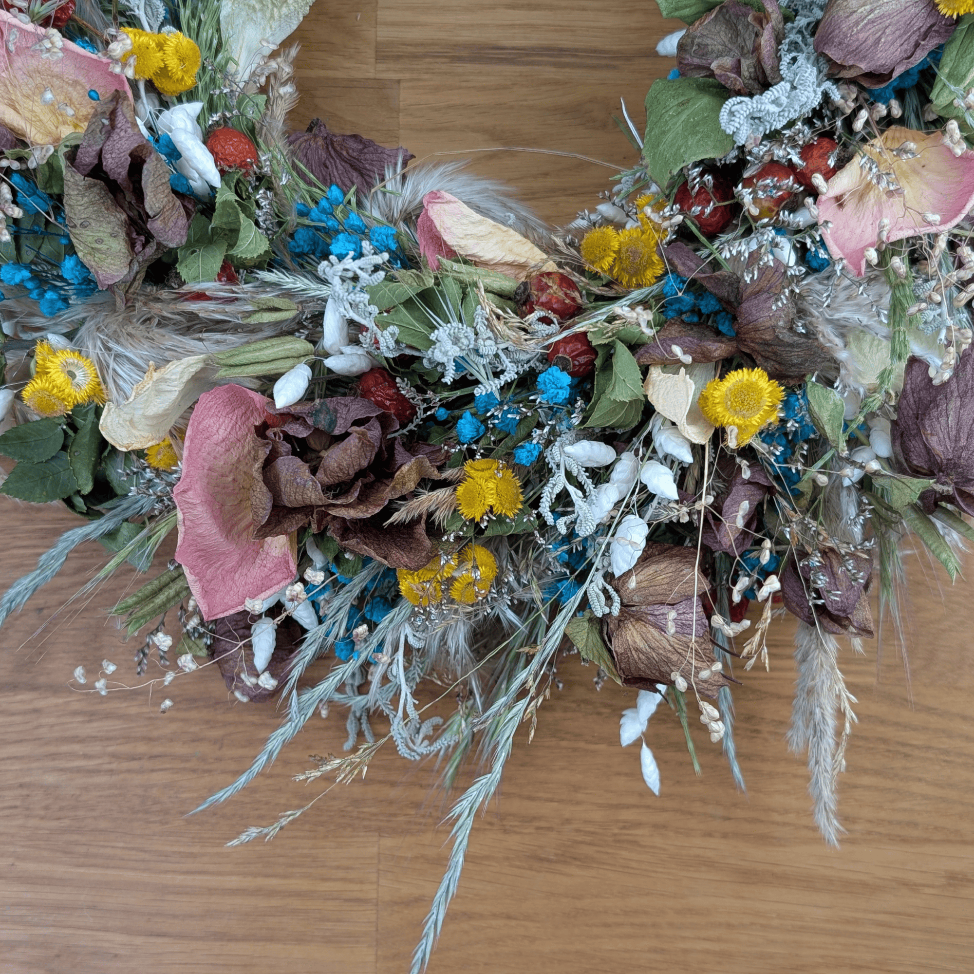 Gartenblumenkranz mit Christrosen, Gräsern & Rosenblättern (34,5 cm) – Bild 3