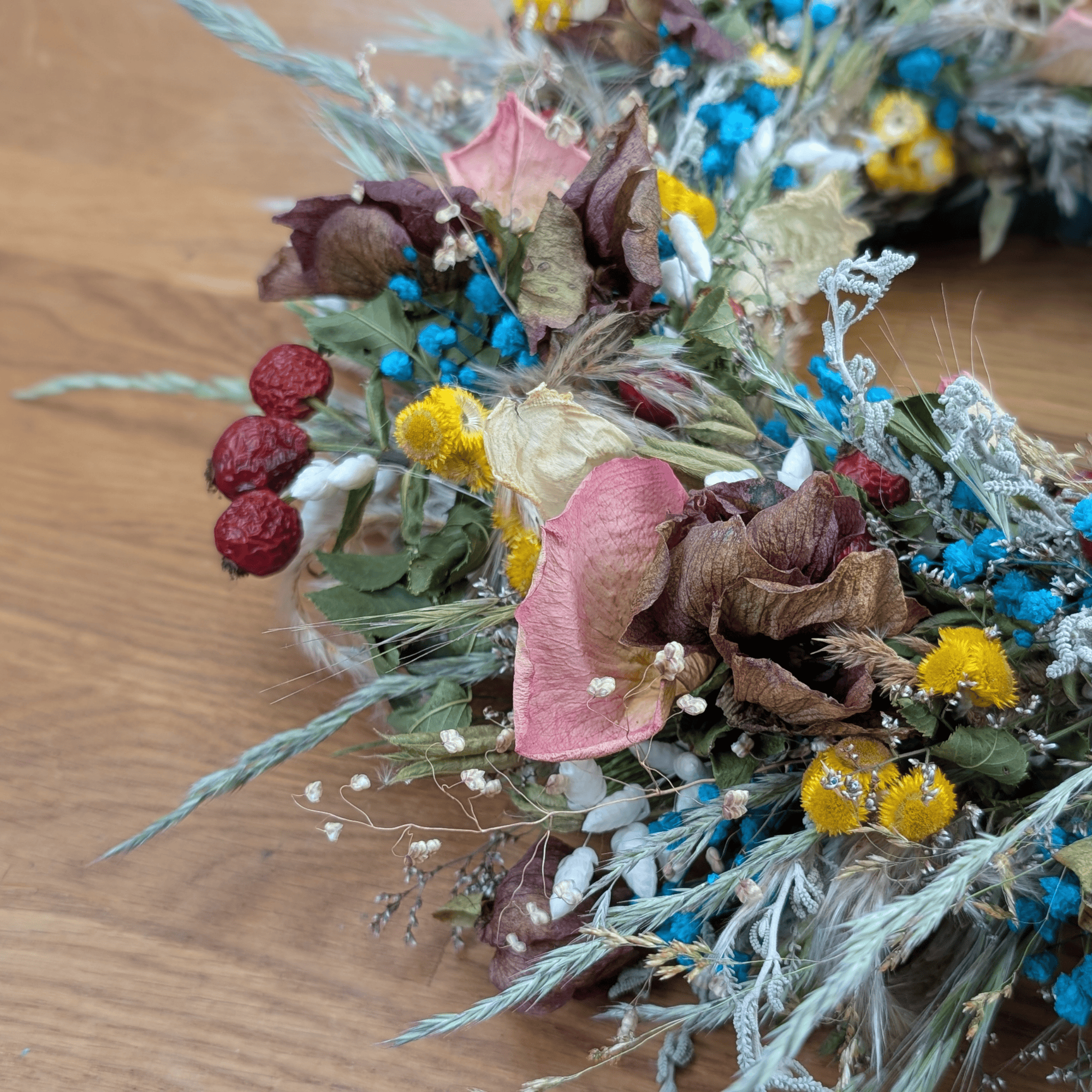 Gartenblumenkranz mit Christrosen, Gräsern & Rosenblättern (34,5 cm) – Bild 5