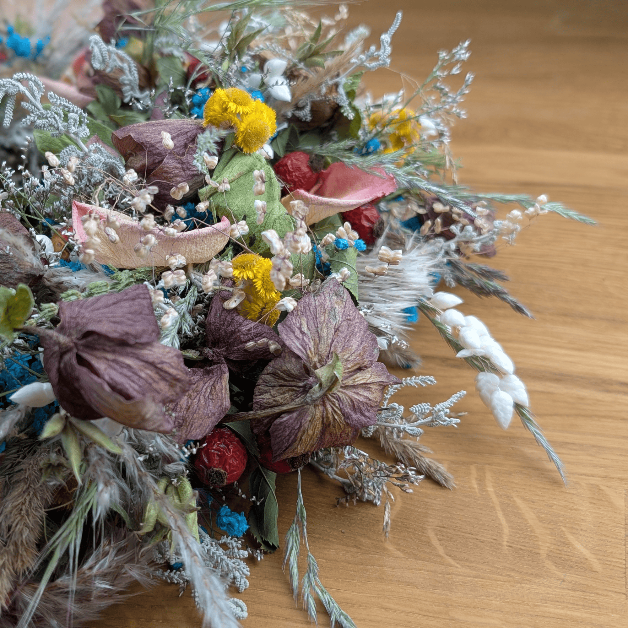 Gartenblumenkranz mit Christrosen, Gräsern & Rosenblättern (34,5 cm) – Bild 4