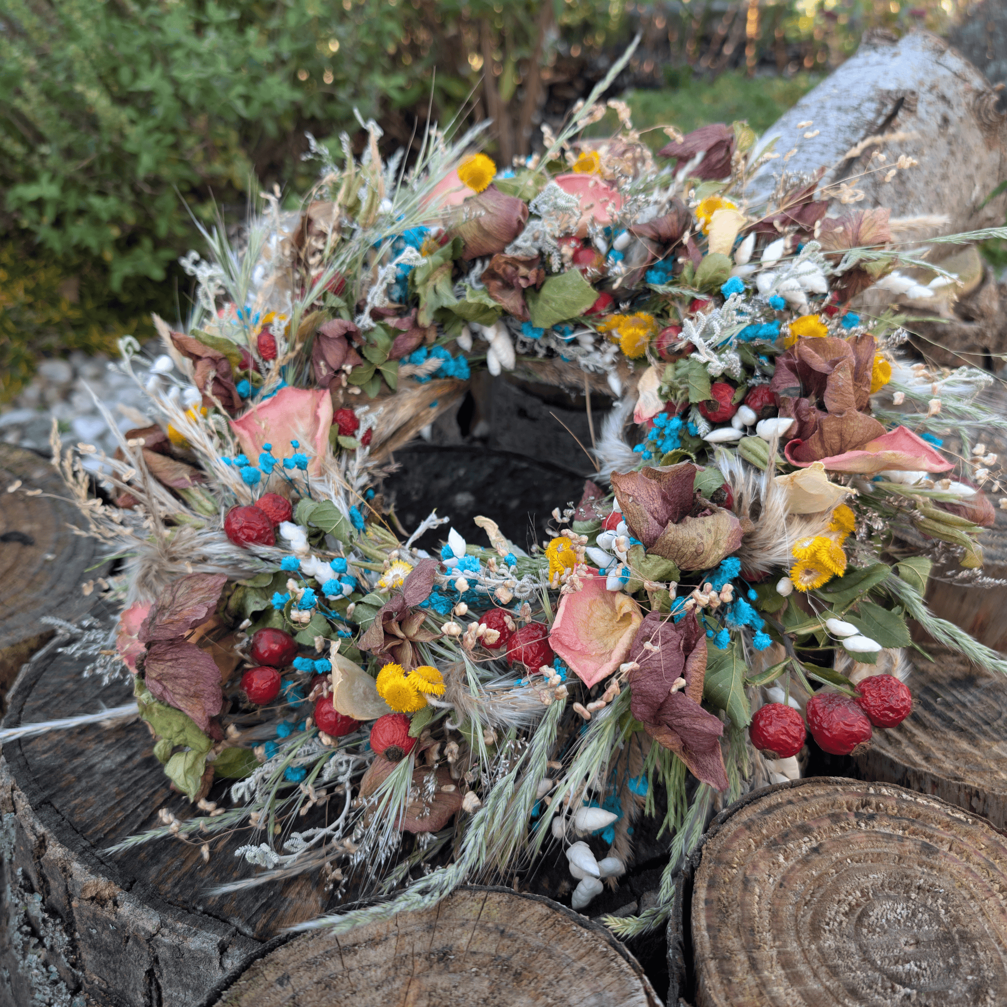 Gartenblumenkranz mit Christrosen, Gräsern & Rosenblättern (34,5 cm) – Bild 2