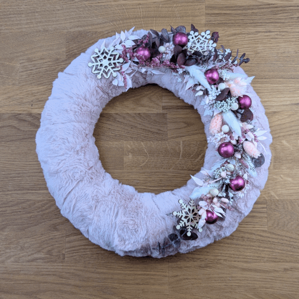 Weihnachtlicher Fellkranz in Rosatönen mit Akzentschmuck