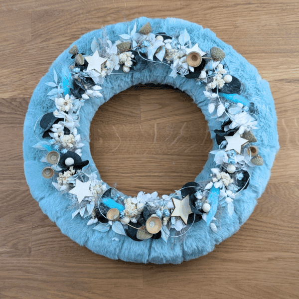 Fellkranz mit zarter Weihnachtsdekoration in Winterfarben