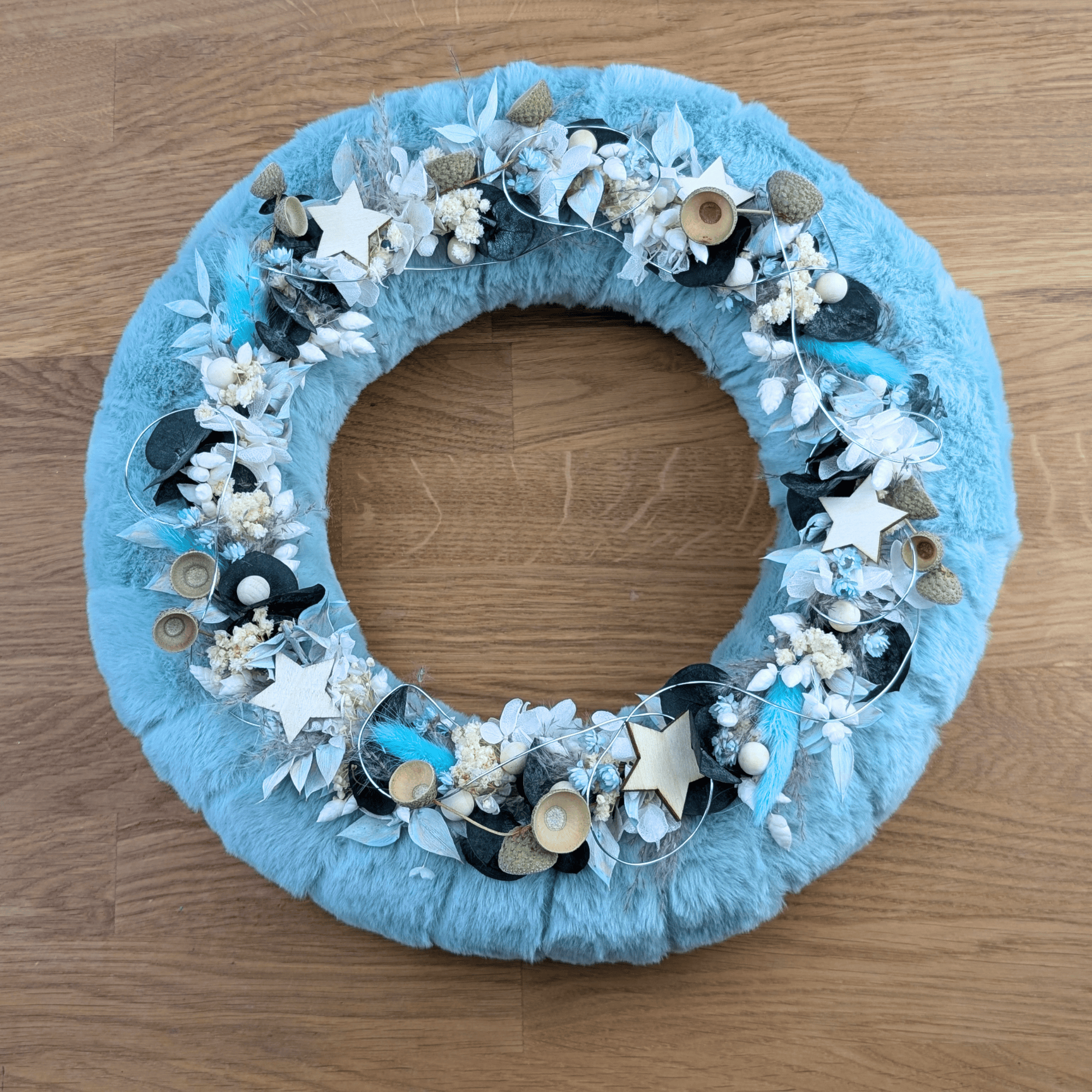 Fellkranz mit zarter Weihnachtsdekoration in Winterfarben