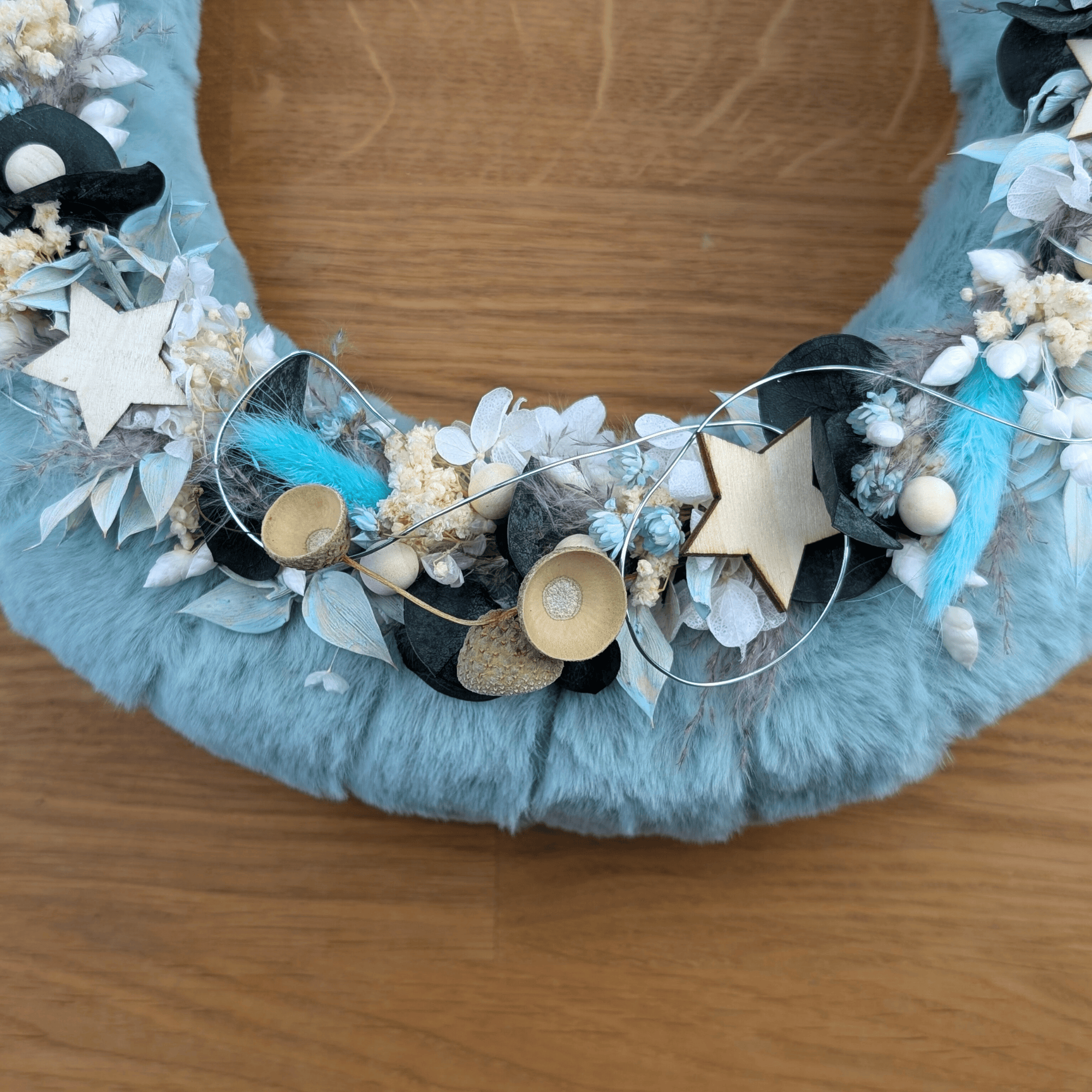 Fellkranz mit zarter Weihnachtsdekoration in Winterfarben – Bild 6