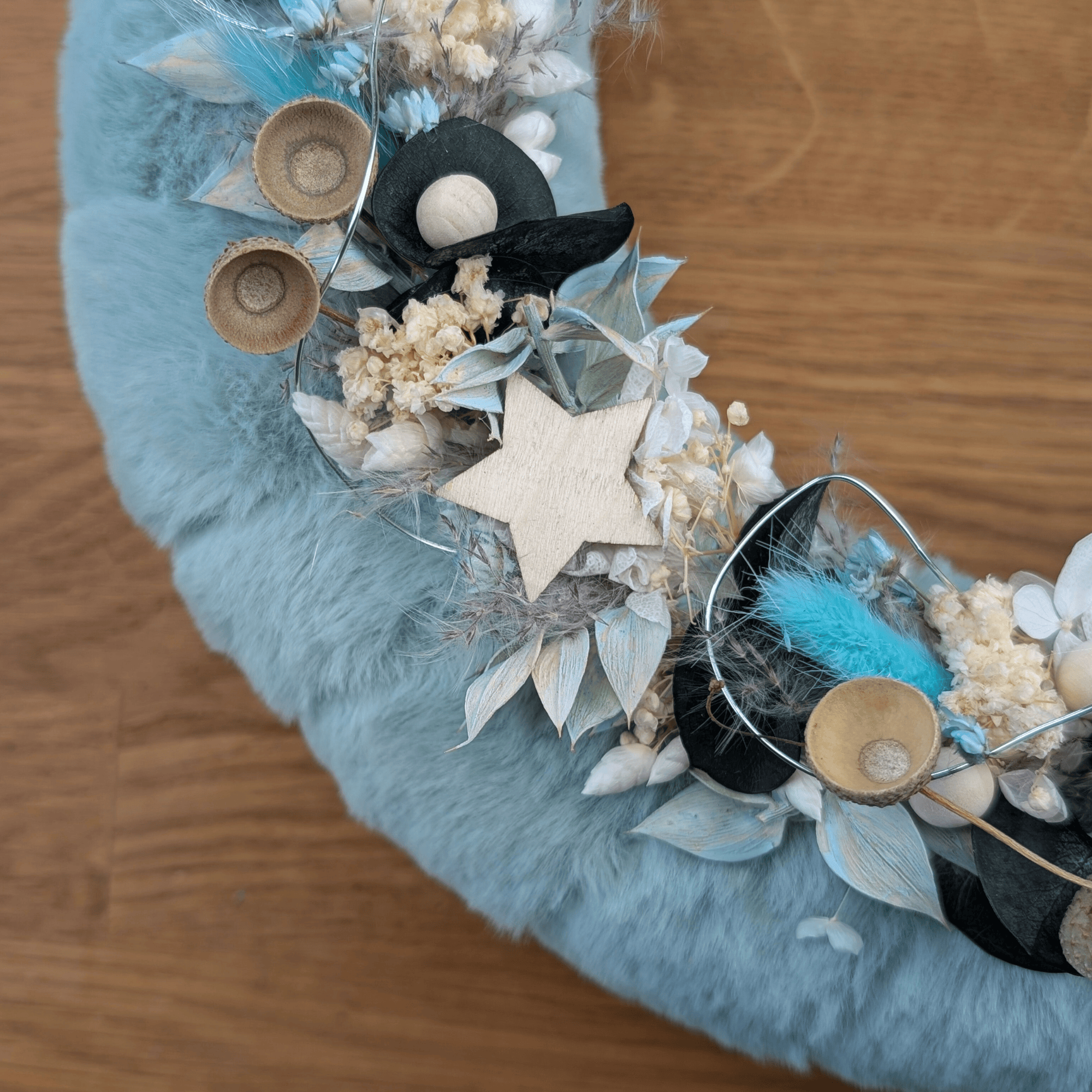 Fellkranz mit zarter Weihnachtsdekoration in Winterfarben – Bild 5