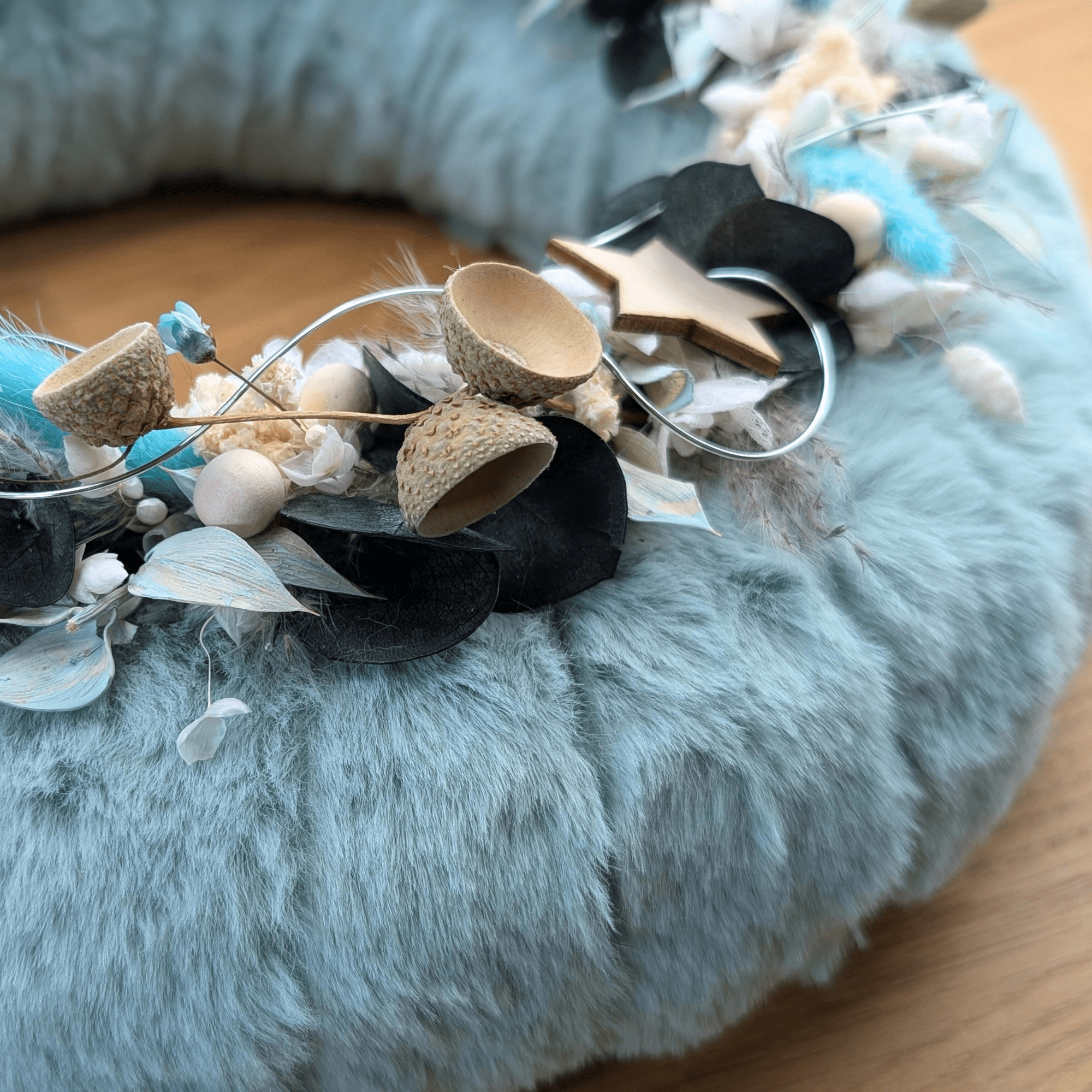 Fellkranz mit zarter Weihnachtsdekoration in Winterfarben – Bild 4