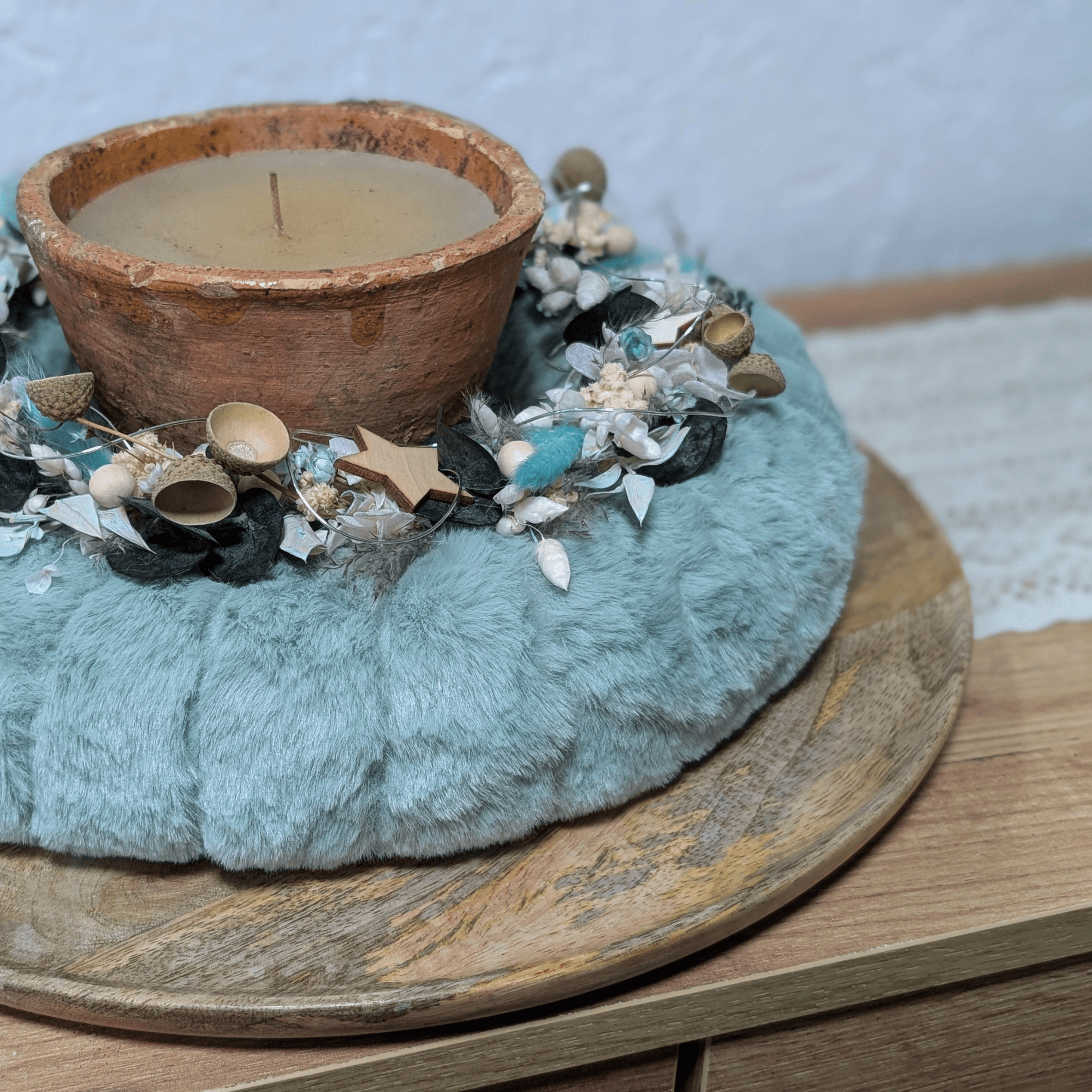Fellkranz mit zarter Weihnachtsdekoration in Winterfarben – Bild 3
