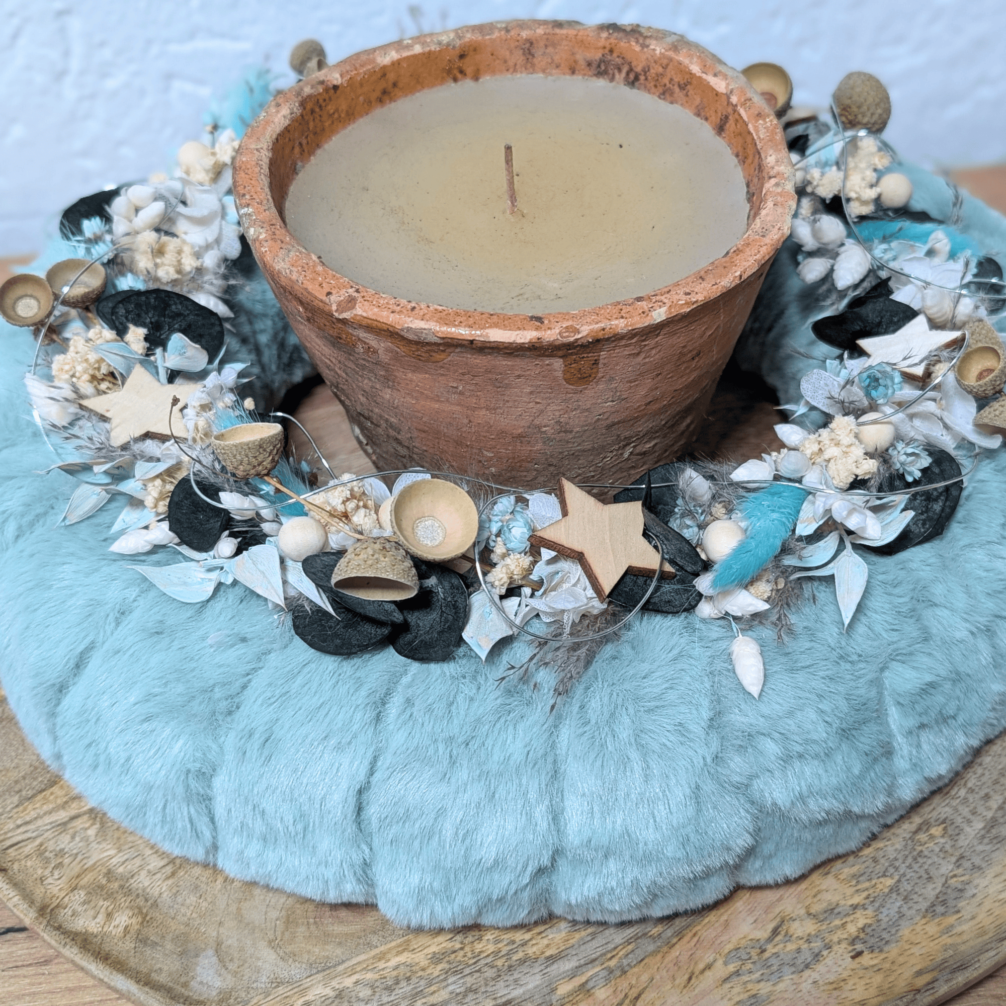 Fellkranz mit zarter Weihnachtsdekoration in Winterfarben – Bild 2